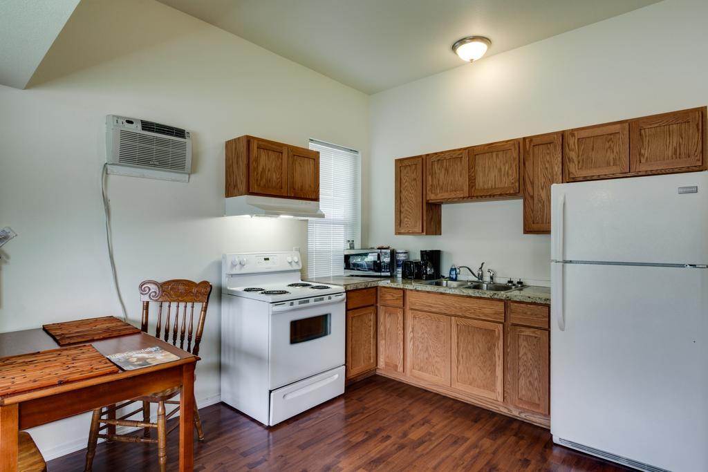 Maple Leaf Manor Suites Spokane Room photo